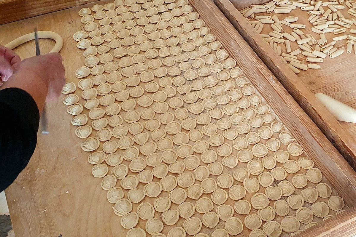 Orecchiette feitas à mão sobre tábua de madeira