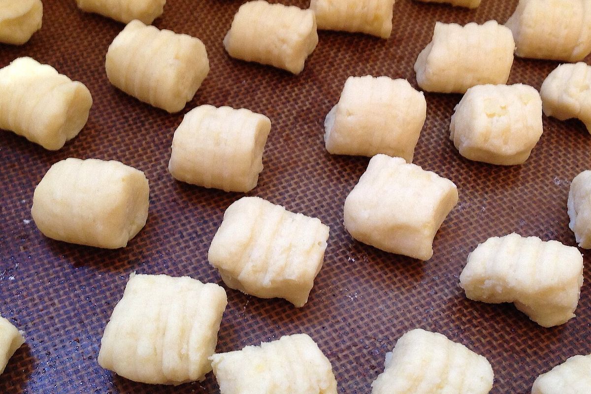 Nhoques de batata crus com as marcas do garfo