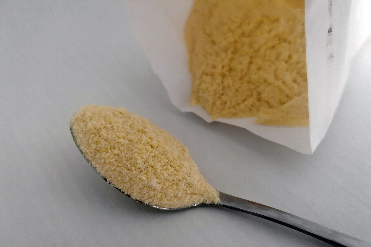 Sêmola de trigo duro em colher e saquinho