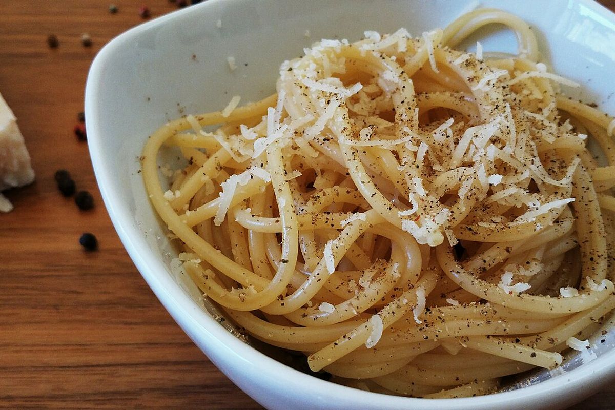 Espaguete cacio e pepe com queijo ralado e pimenta-do-reino