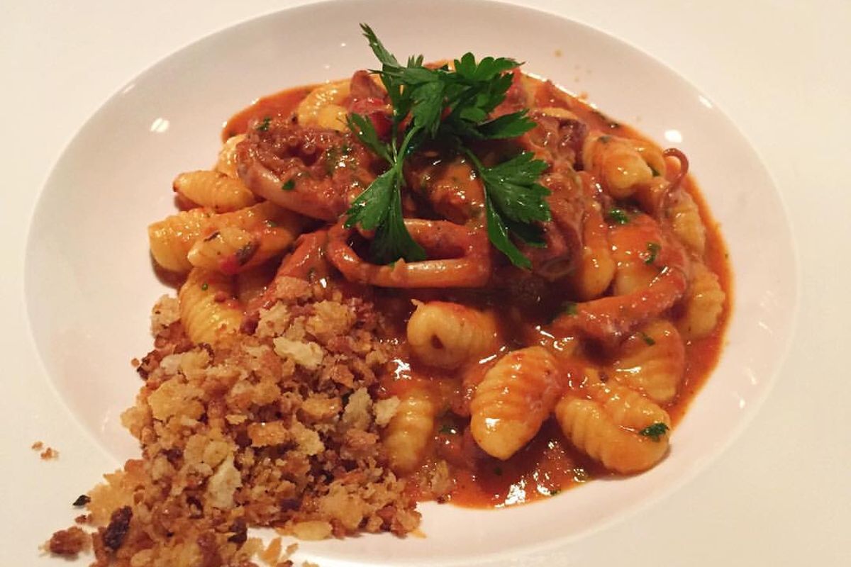 Cavatelli ao molho de tomate com farofa crocante