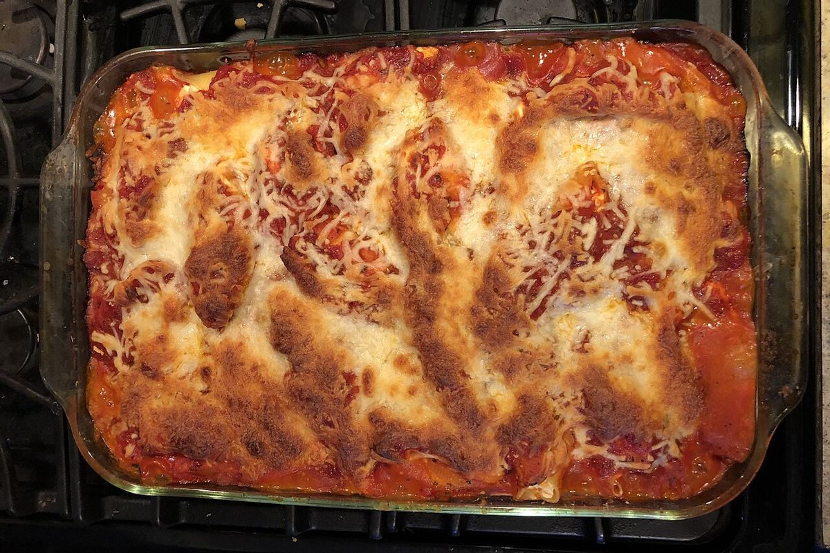 Conchiglioni recheados com ricota gratinados ao molho de tomate