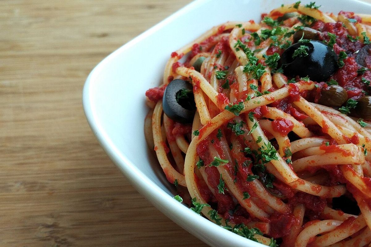 Espaguete à puttanesca com azeitonas pretas e molho de tomate