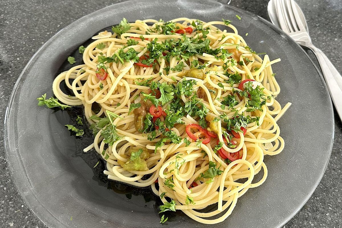 Espaguete alho e óleo com pimenta vermelha e salsinha