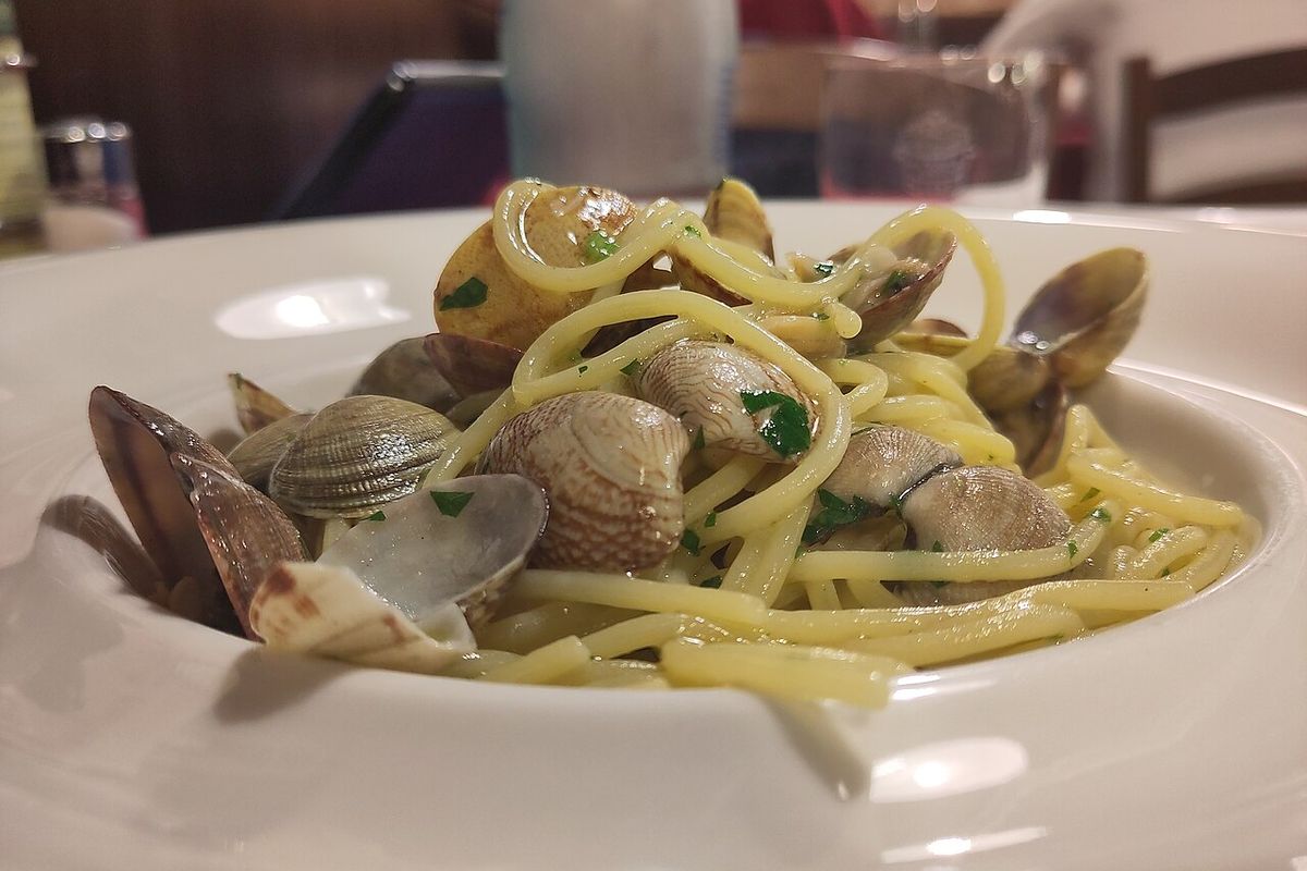 Espaguete ao vongole com amêijoas em prato fundo