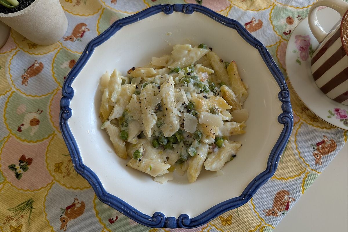 Massa com presunto cru, ervilhas e molho cremoso