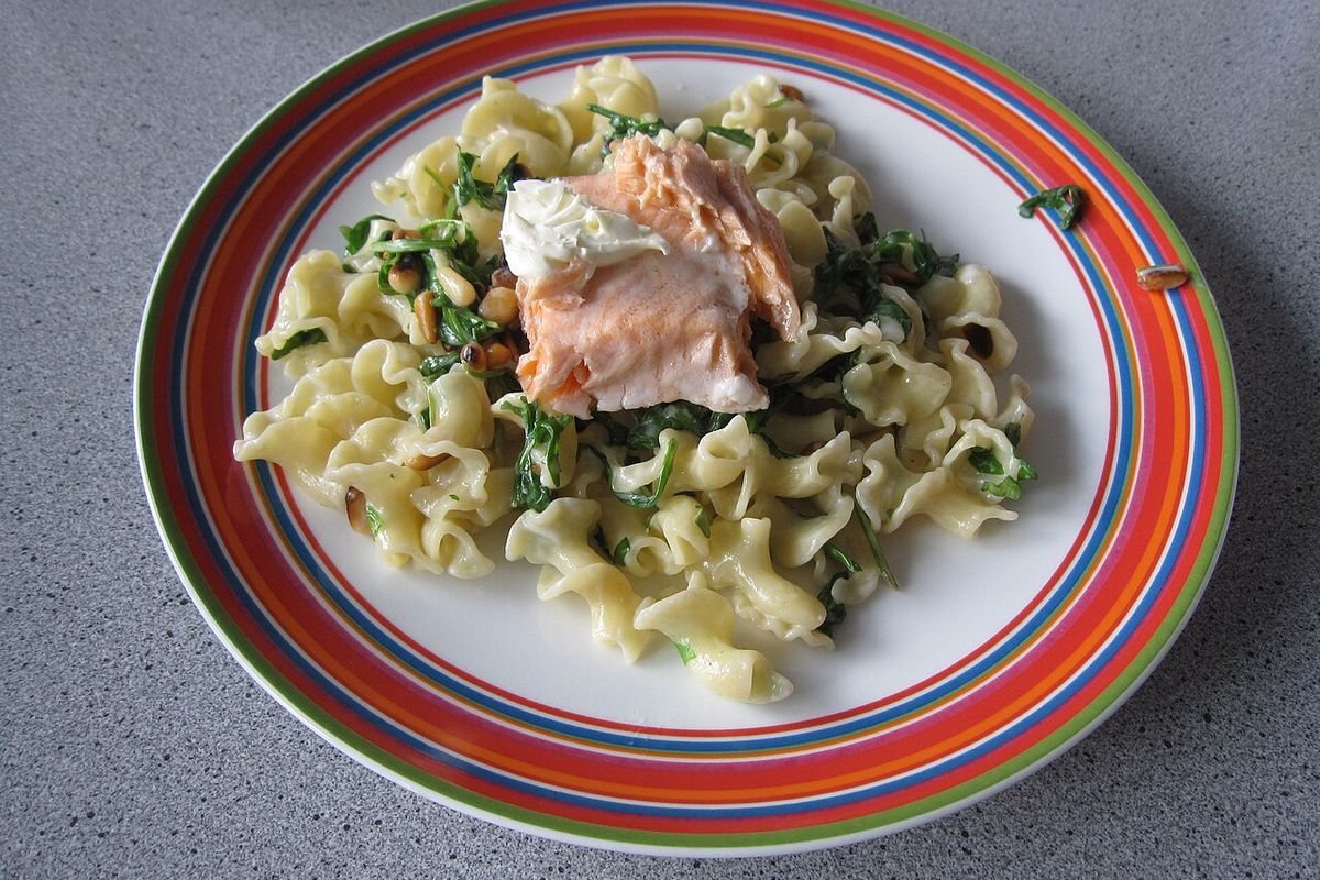 Massa com salmão e rúcula