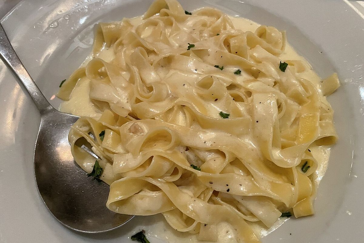 Fettuccine Alfredo com molho de manteiga e parmesão