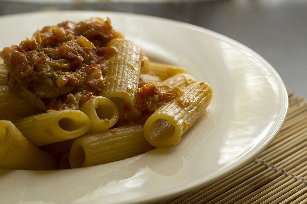 Massa curta com atum e molho de tomate
