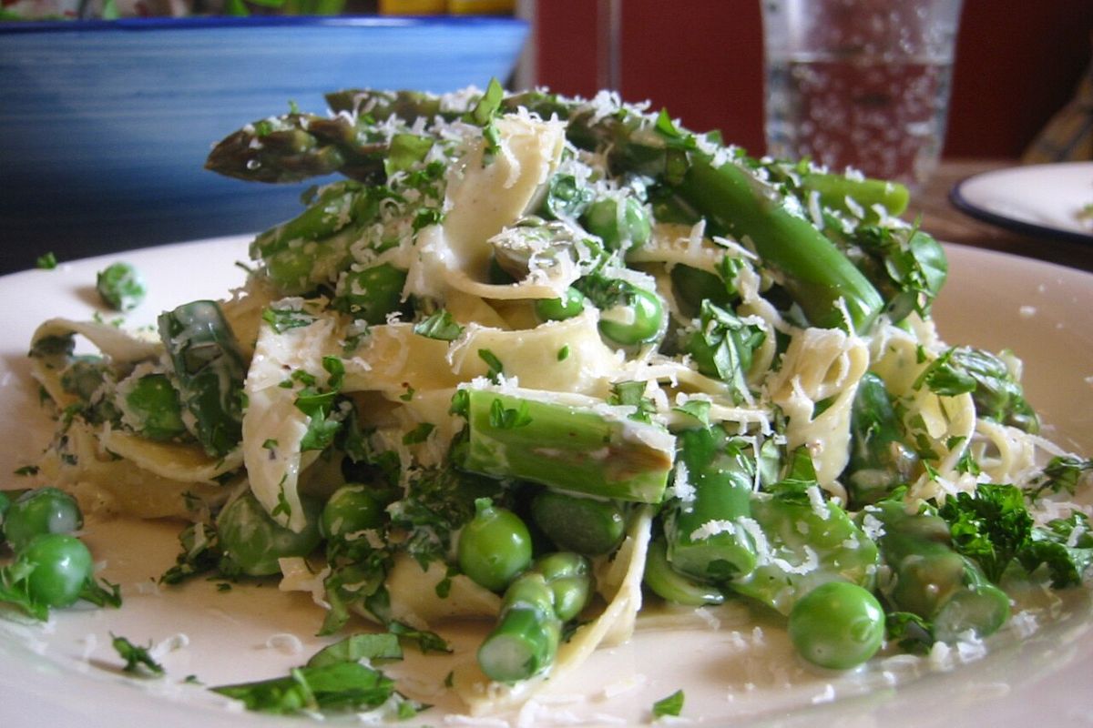 Massa primavera com aspargos, ervilhas e favas