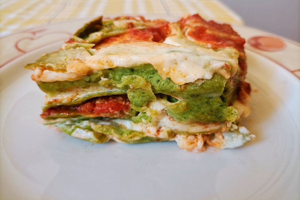 Fatia de lasanha verde com molho bechamel