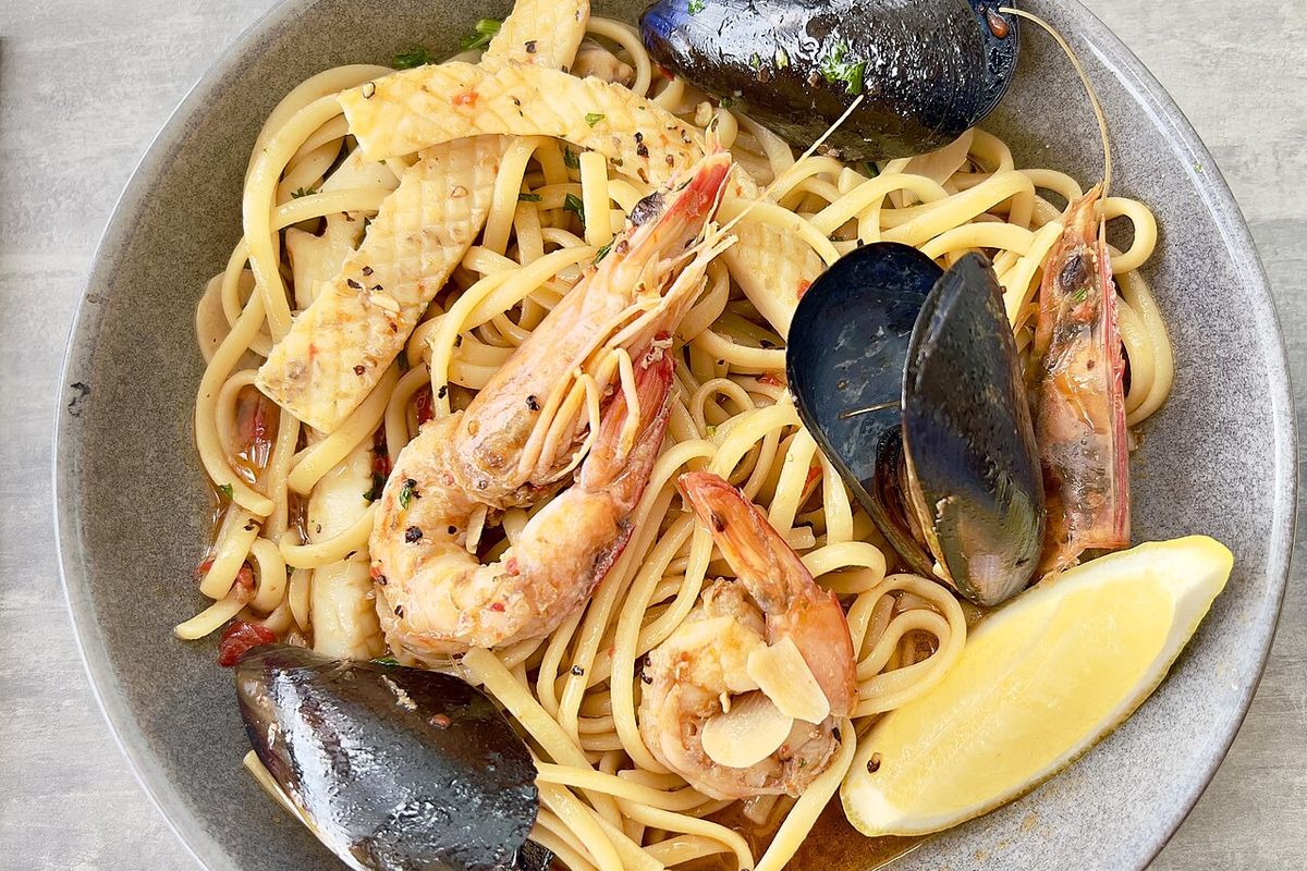 Linguine com camarões, mexilhões, lula e limão