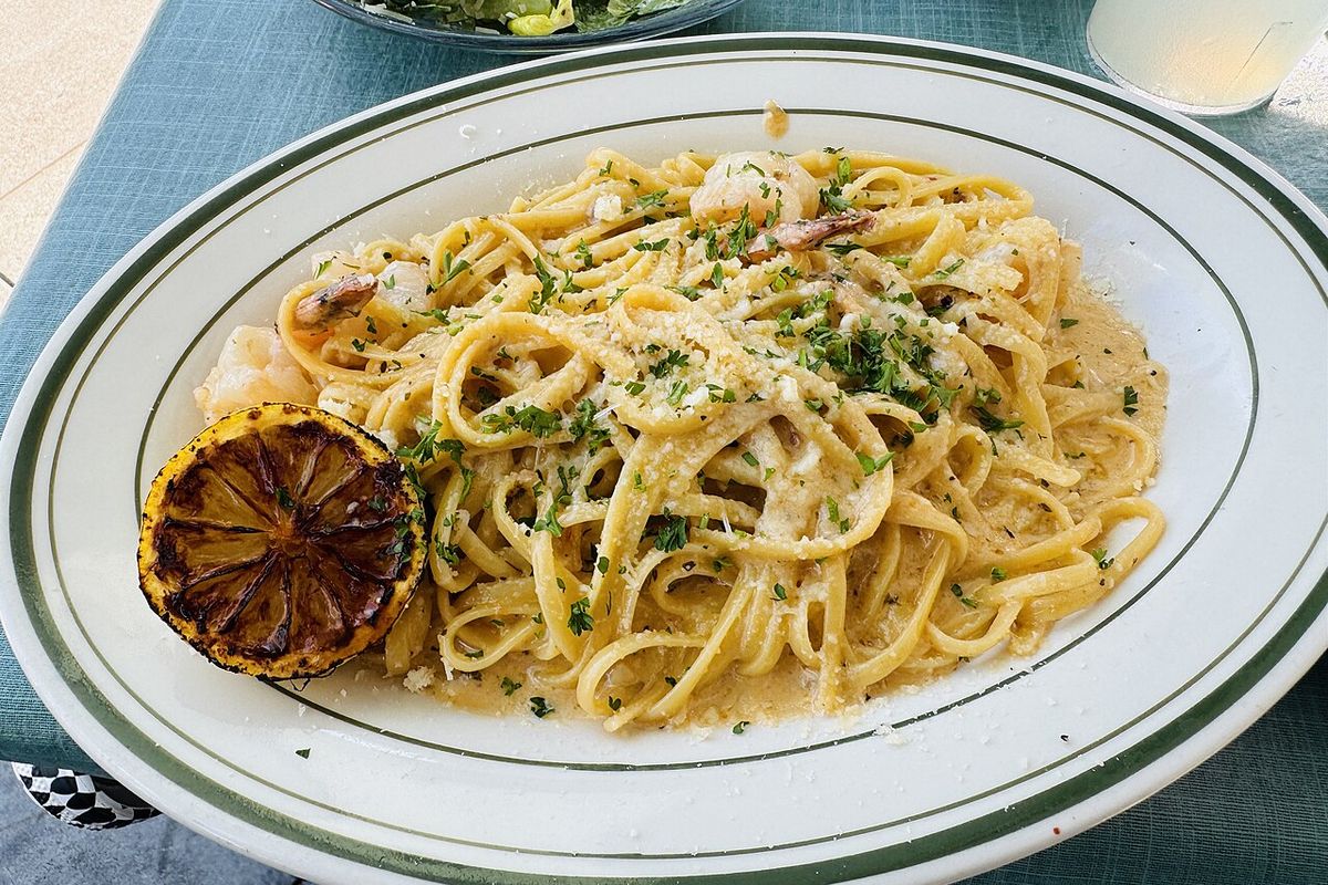 Linguine com camarão e limão grelhado