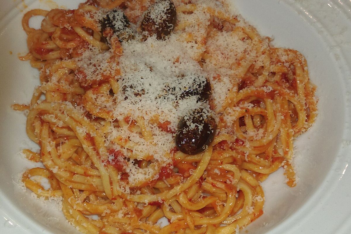 Espaguete alla chitarra com molho de tomate e queijo