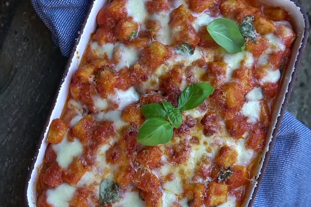 Nhoque alla sorrentina gratinado com muçarela e manjericão