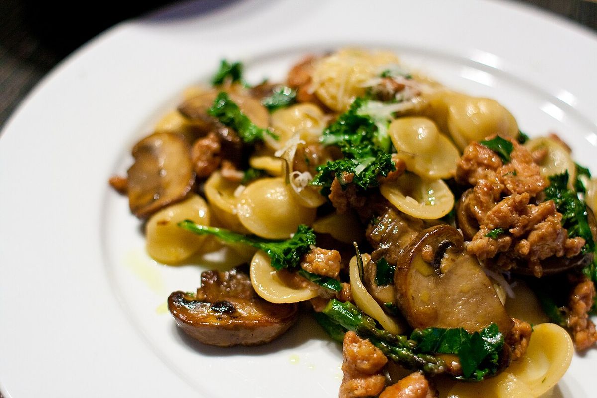 Orecchiette com linguiça, brócolis e cogumelos