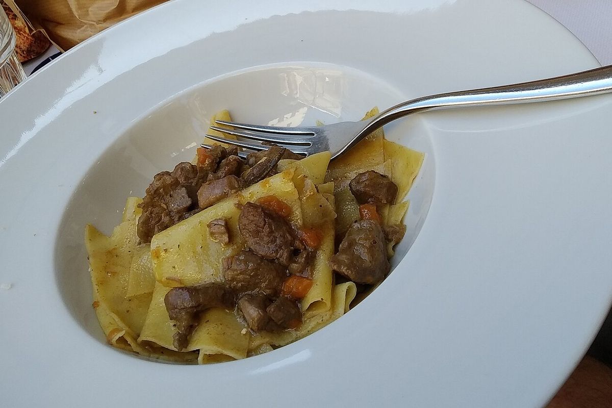 Pappardelle com ragù de carne em pedaços
