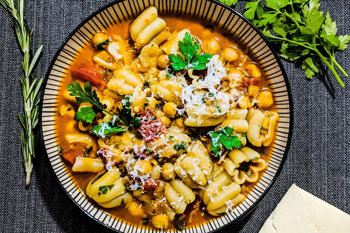 Massa com grão-de-bico, tomate e ervas