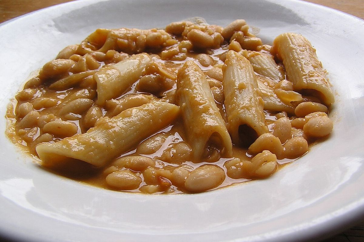 Pasta e fagioli com feijão-branco e molho de tomate