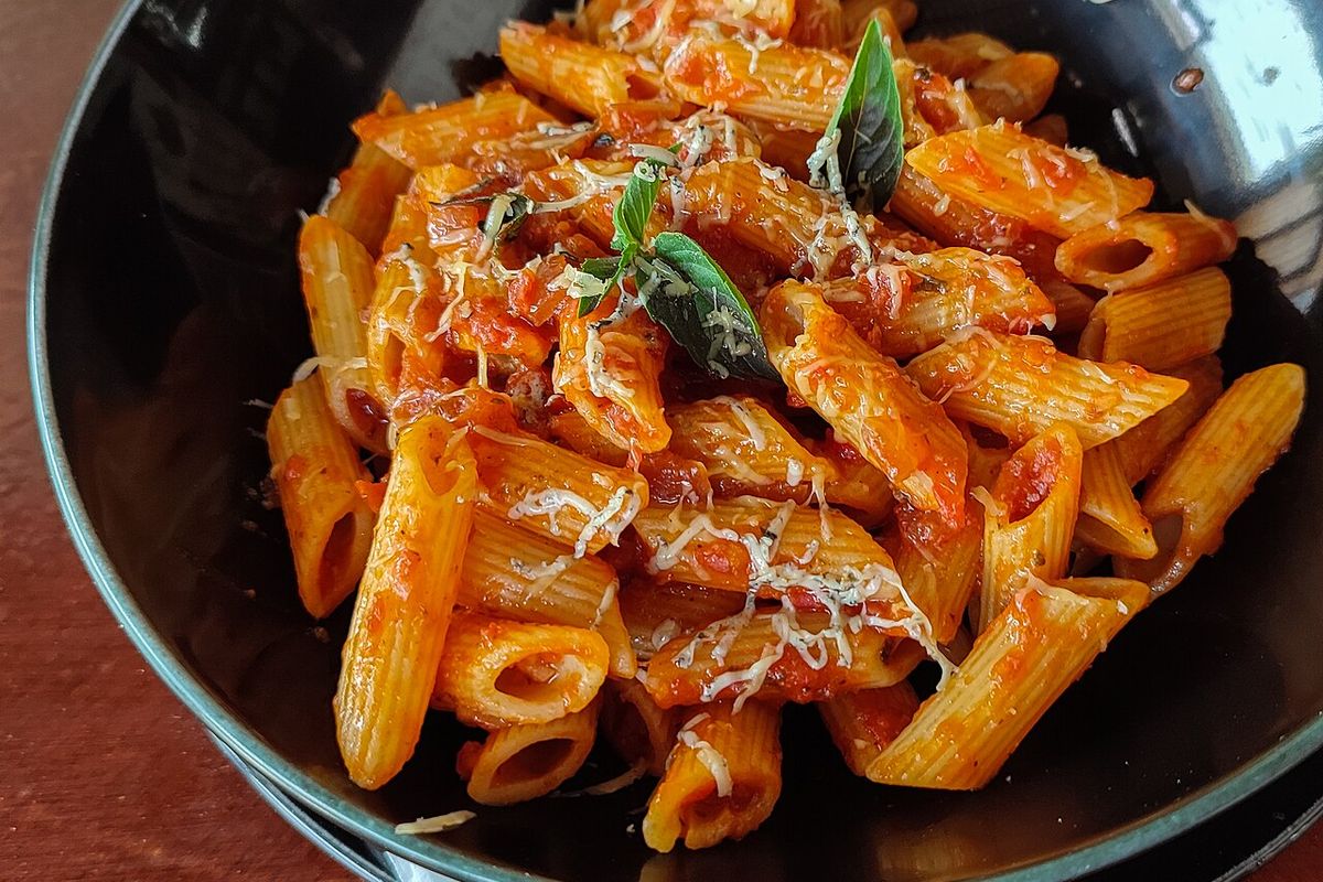 Penne all'arrabbiata com manjericão e queijo ralado