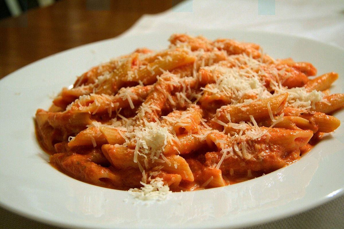 Penne alla vodka com molho rosado e queijo ralado