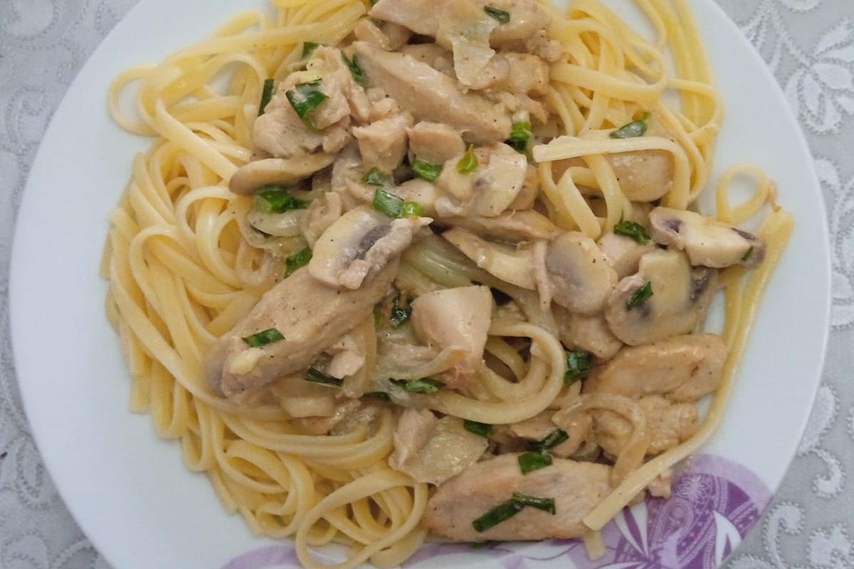 Massa com frango e cogumelos ao molho cremoso