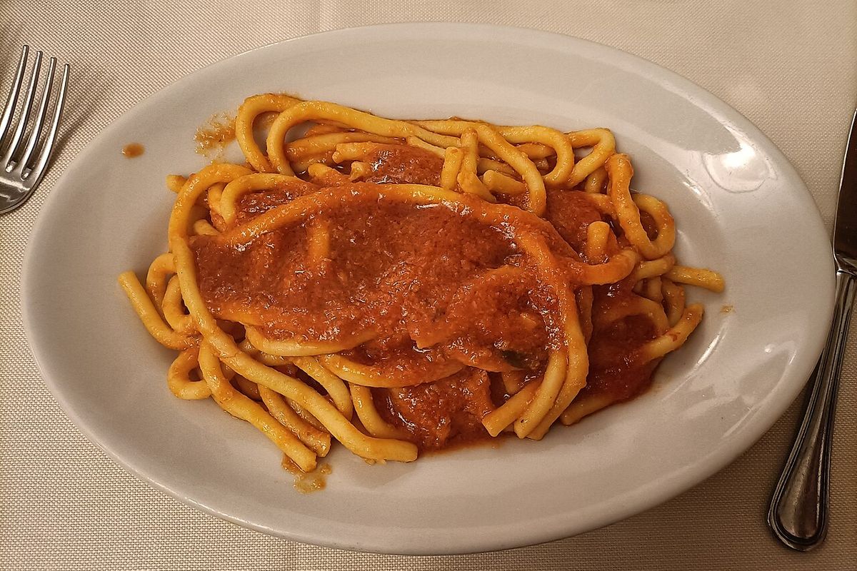 Pici all'aglione com molho de tomate e alho
