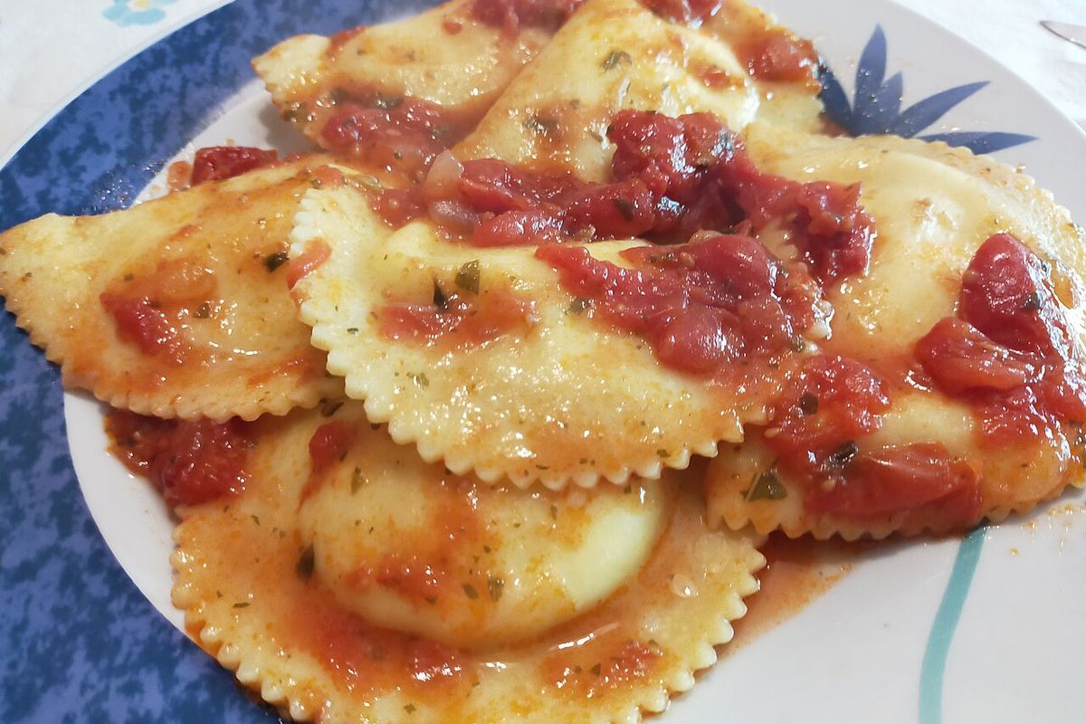 Ravioli ao sugo de tomate com queijo ralado