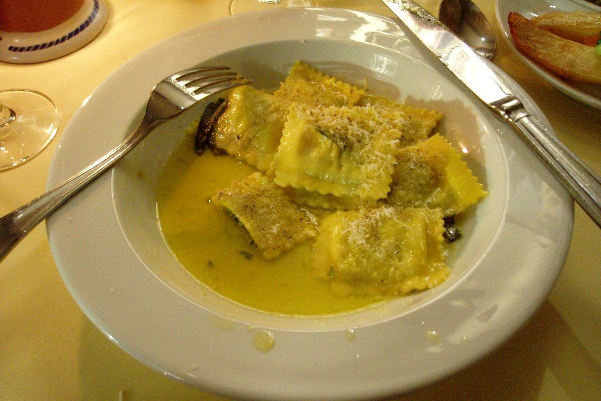 Ravioli de ricota e espinafre na manteiga com sálvia