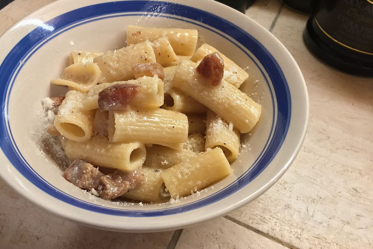 Rigatoni alla gricia com guanciale e pecorino