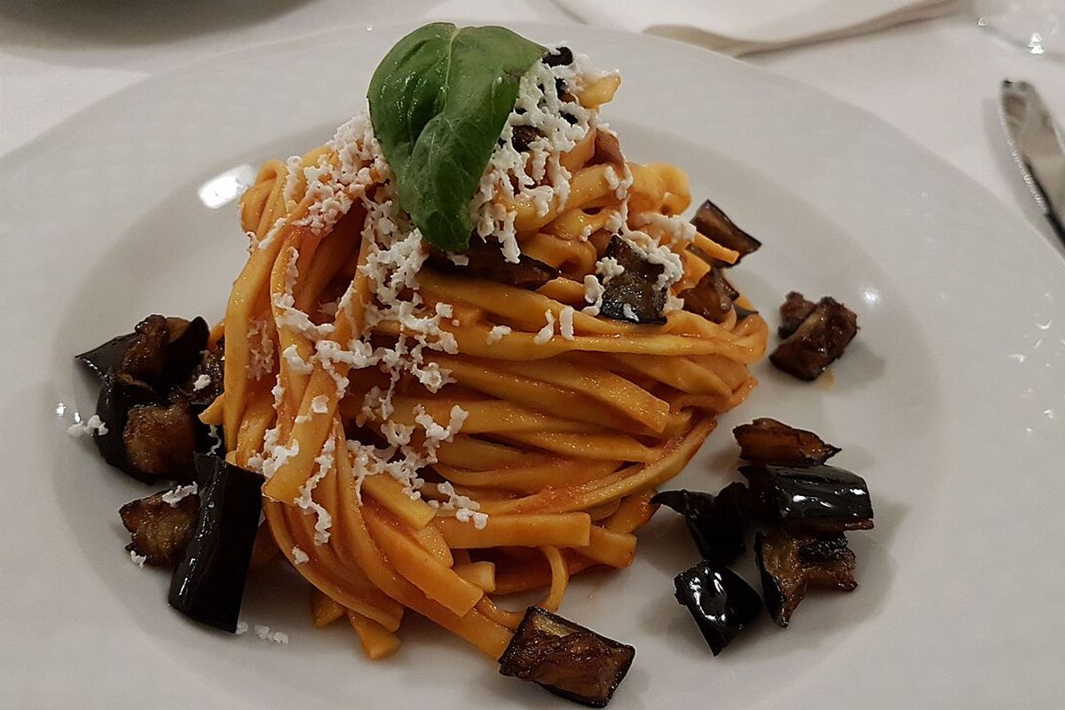 Massa alla Norma com berinjela frita, tomate, ricota salgada e manjericão