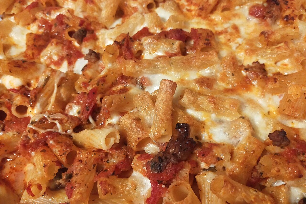 Rigatoni ao forno com molho de tomate e queijo derretido