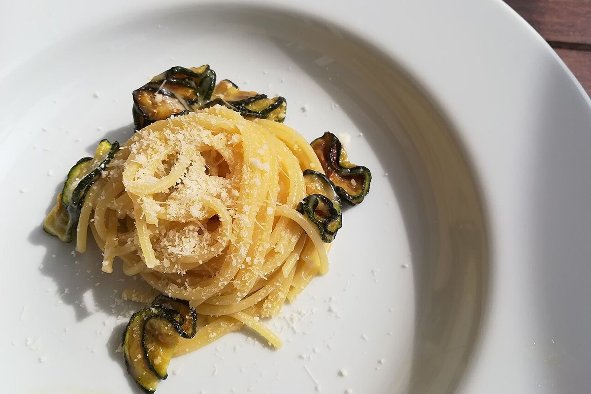 Espaguete alla Nerano com abobrinha frita e queijo