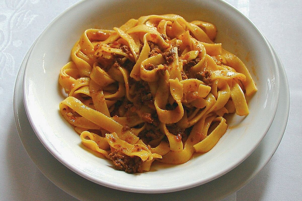 Tagliatelle ao ragù à bolonhesa em prato branco
