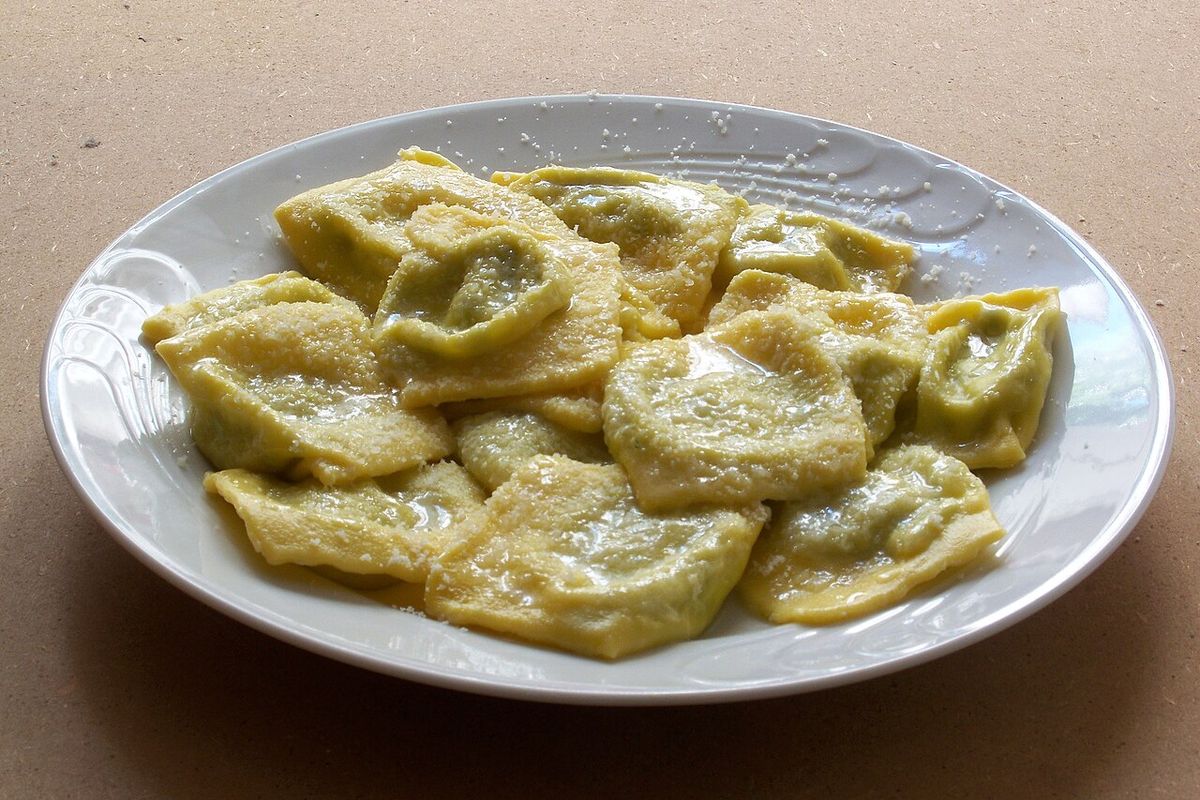 Tortelli recheados com manteiga e queijo