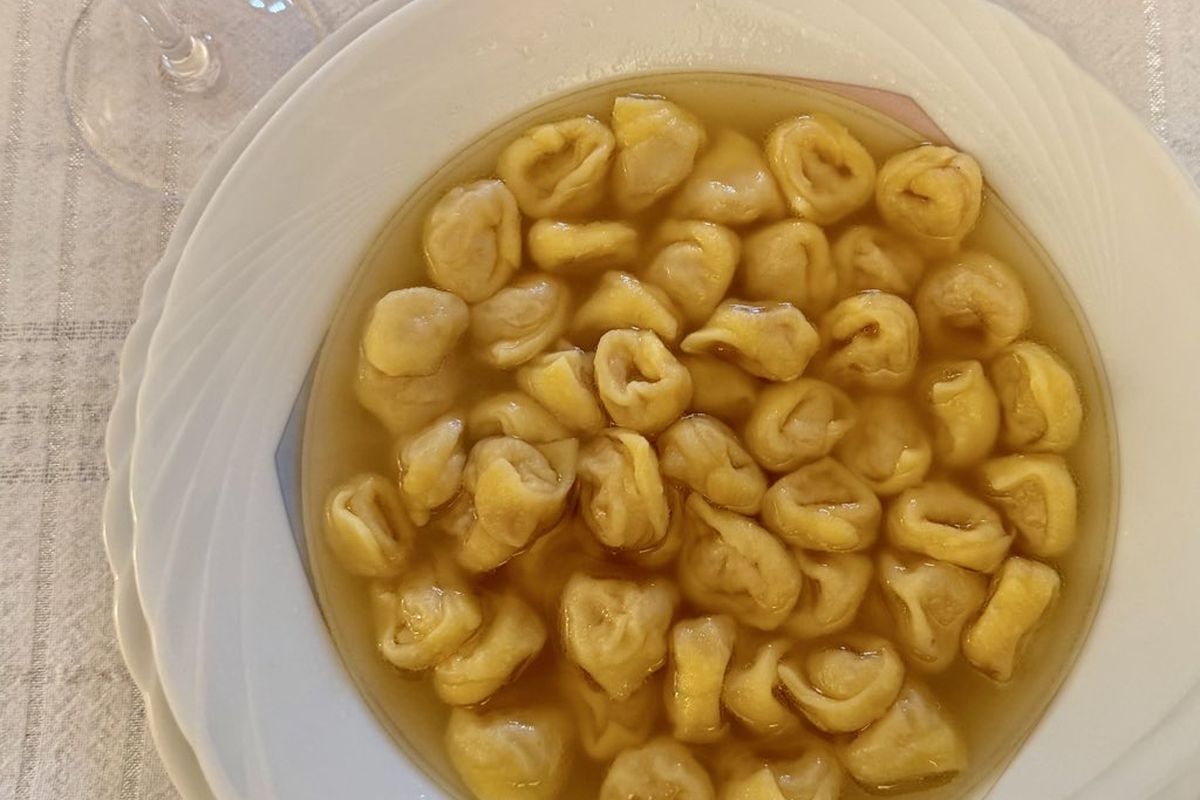 Tortellini in brodo servidos em prato fundo