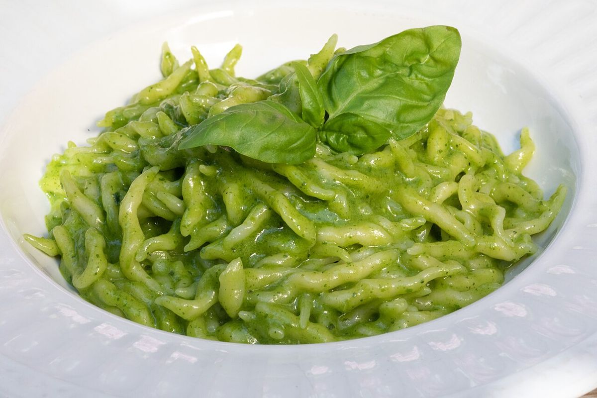 Trofie ao pesto genovês com folhas de manjericão